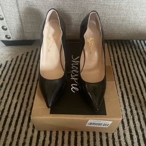 Women’s black patent leather pump